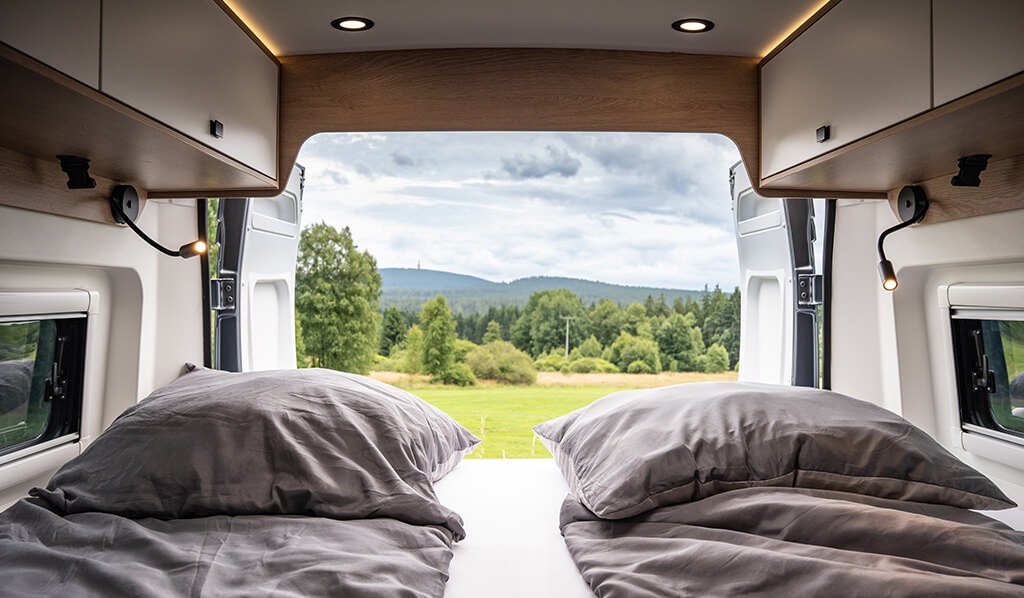 Pourquoi ne pas ouvrir les portes battantes à l’arrière et faire entrer le soleil du matin – directement depuis le lit ? Pourquoi ne pas ouvrir les portes battantes à l’arrière et faire entrer le soleil du matin – directement depuis le lit ?