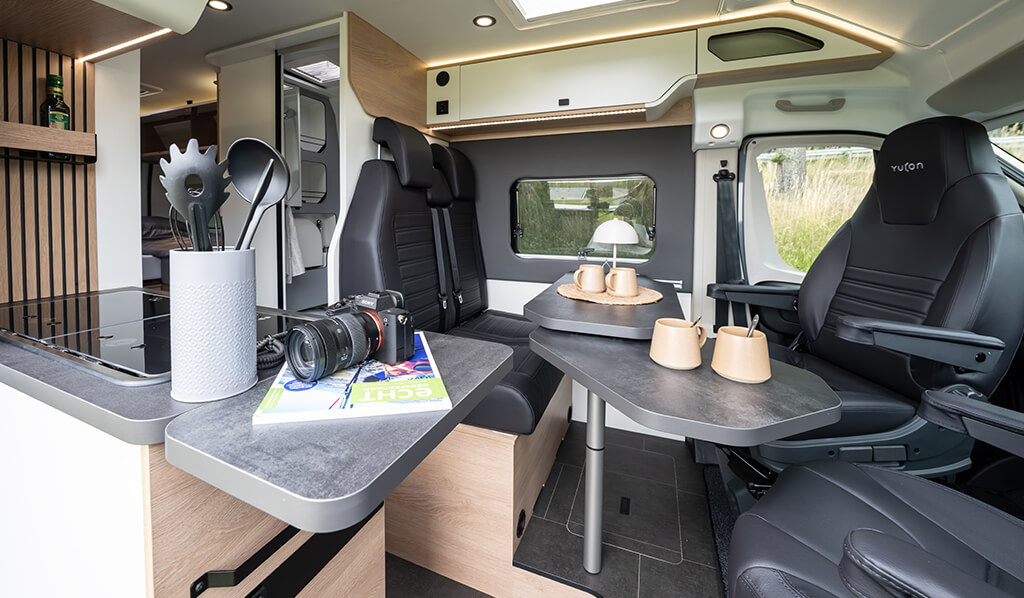 L'extension rabattable du plan de travail offre encore plus d'espace dans la cuisine. L'extension rabattable du plan de travail offre encore plus d'espace dans la cuisine.