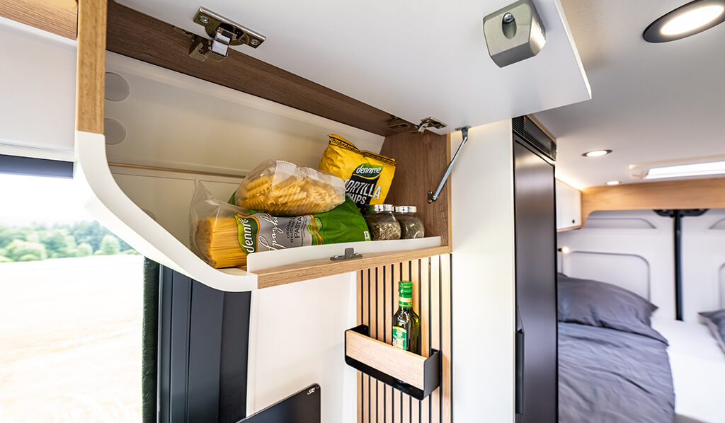 Pour que tu puisses emporter tout ce dont tu ne peux pas te passer en voyage, nous avons réfléchi à de nombreuses solutions de rangement intelligentes Pour que tu puisses emporter tout ce dont tu ne peux pas te passer en voyage, nous avons réfléchi à de nombreuses solutions de rangement intelligentes