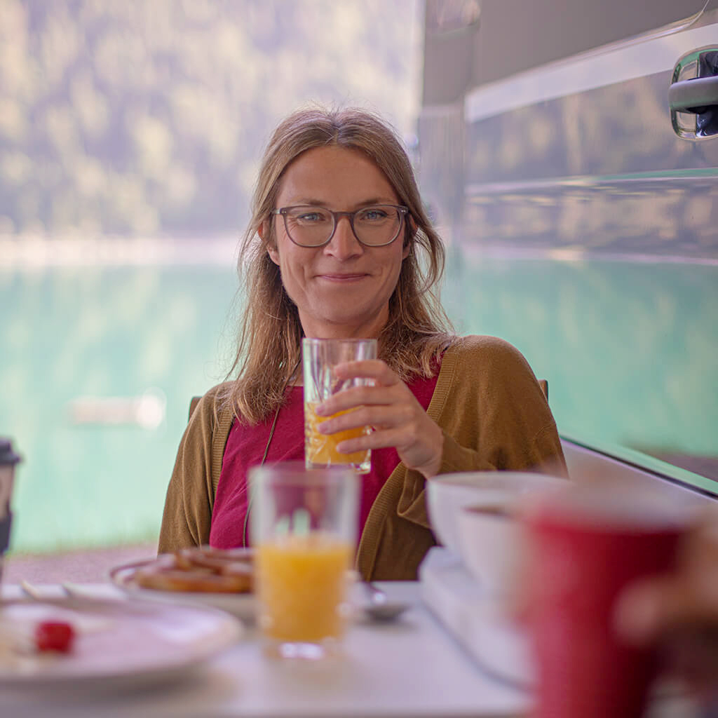 Breakfast with a View – Yucon 6.0 Camper Van by FRANKIA